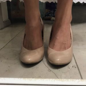 Nude pumps